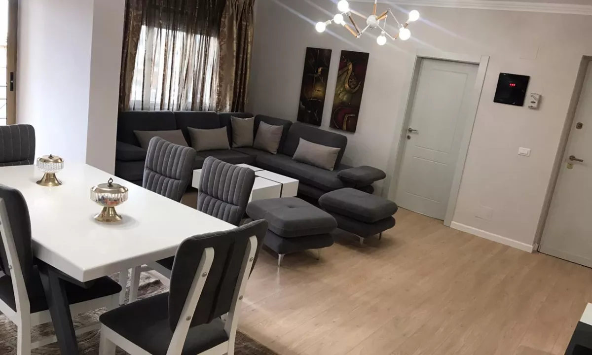 Appartamento in affitto a Tirana 3+1, Arredato