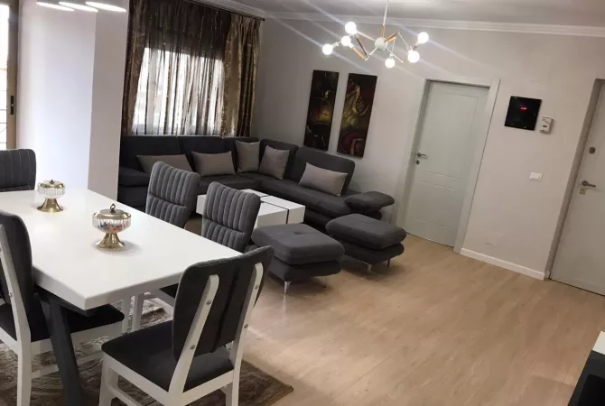 Jepet me qera Apartament 3+1+2 ne Qender.