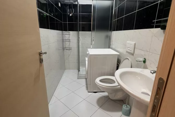 Shtepi ne shitje Apartament ne Tirane, 1+1, Mobilimi E mobiluar, Pagesa 92,000  Euro.