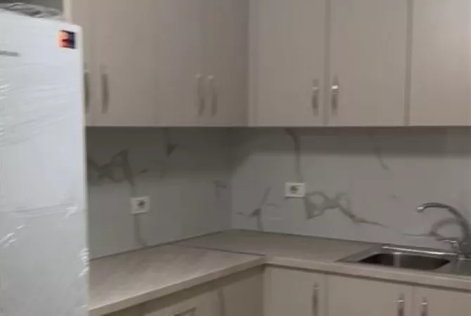 Jepet me qera apartament 1+1 tek Komuna e Parisit