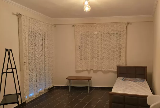 Shtepi me qera Apartament ne Tirane, 2+1, Mobilimi E mobiluar, Pagesa 50,000  Leke.