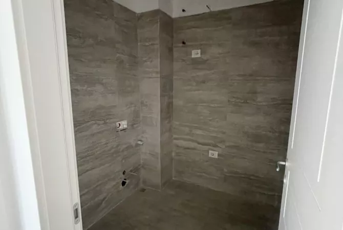 Shtepi ne shitje Apartament ne Tirane, 2+1, Mobilimi Bosh, pa mobiluar, Pagesa 667,000  Euro.