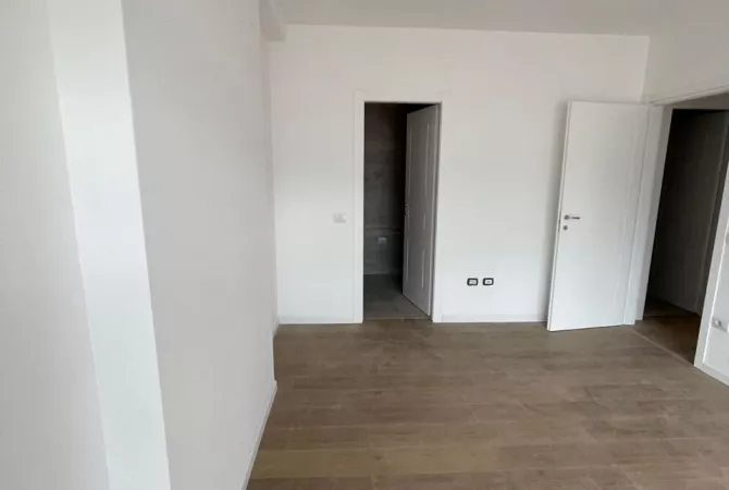 Shtepi ne shitje Apartament ne Tirane, 2+1, Mobilimi Bosh, pa mobiluar, Pagesa 667,000  Euro.