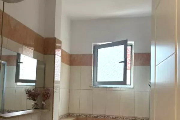 Shtepi me qera Apartament ne Tirane, 2+1, Mobilimi E mobiluar, Pagesa 600  Euro.