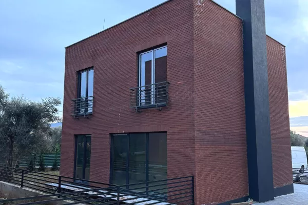 Shtepi ne shitje Apartament ne Tirane, 4+1, Mobilimi Bosh, pa mobiluar, Pagesa 530,000  Euro.