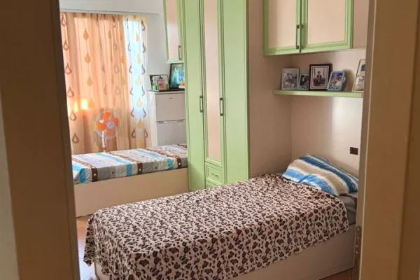 Shtepi me qera Apartament ne Tirane, 2+1, Mobilimi E mobiluar, Pagesa 42,000  Leke.