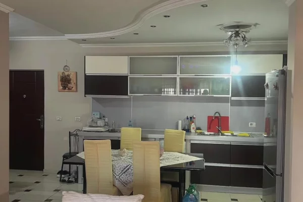 Jepet me qira apartament 3+1+2 ne Astir / 500 euro