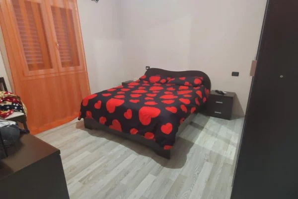 Shtepi ne shitje Apartament ne Tirane, 3+1, Mobilimi Bosh, pa mobiluar, Pagesa 400,000  Euro.