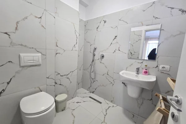 Shtepi me qera Apartament ne Tirane, 2+1, Mobilimi E mobiluar, Pagesa 650  Euro.