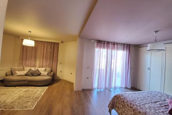 Shtepi ne shitje Apartament ne Tirane, 5+1, Mobilimi E mobiluar, Pagesa 975,000  Euro.