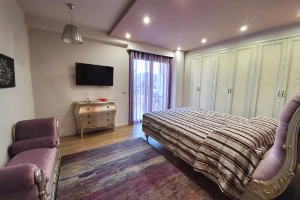 Shtepi ne shitje Apartament ne Tirane, 5+1, Mobilimi E mobiluar, Pagesa 975,000  Euro.