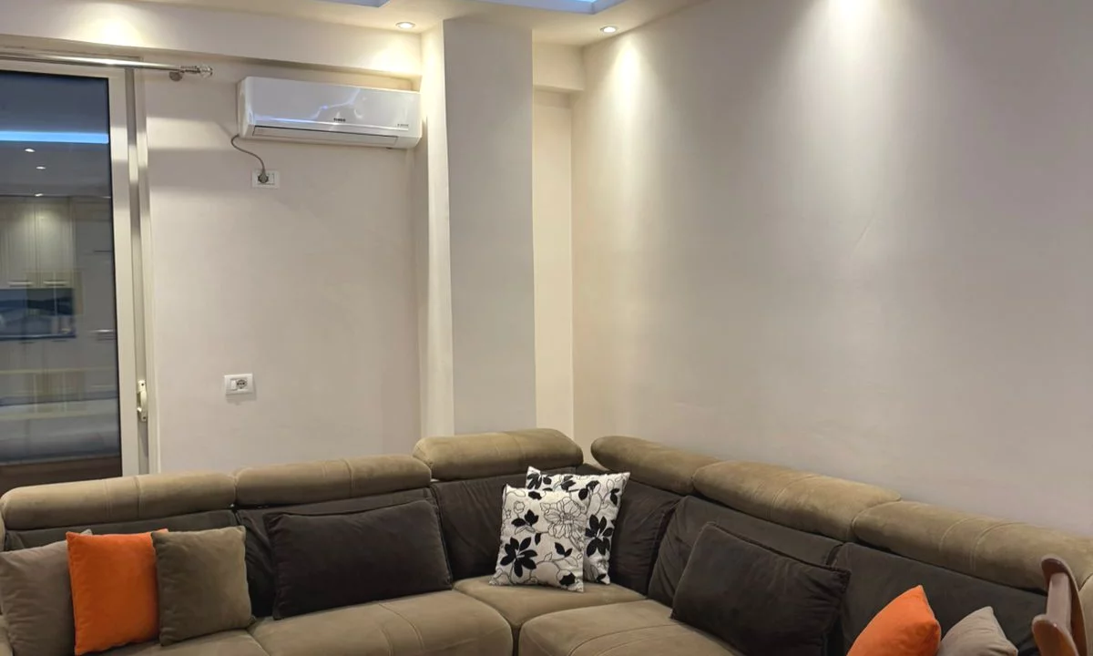 Shtepi ne shitje Apartament ne Tirane, 2+1, Mobilimi E mobiluar, Pagesa 158,750  Euro.