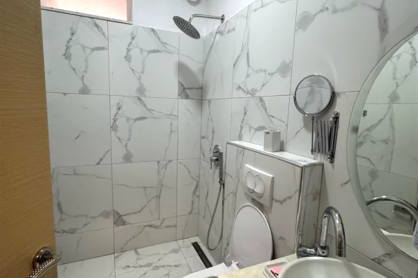 Shtepi me qera Apartament ne Tirane, 2+1, Mobilimi E mobiluar, Pagesa 450  Euro.