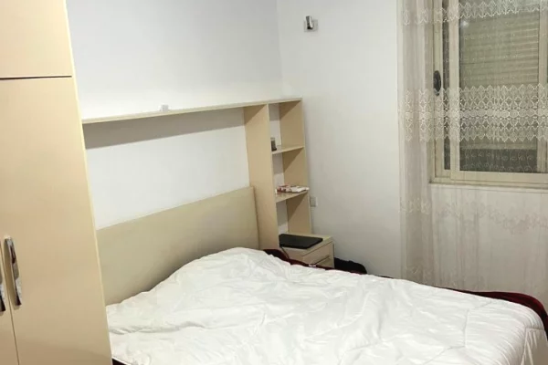 Shtepi me qera Apartament ne Tirane, 1+1, Mobilimi E mobiluar, Pagesa 40,000  Leke.