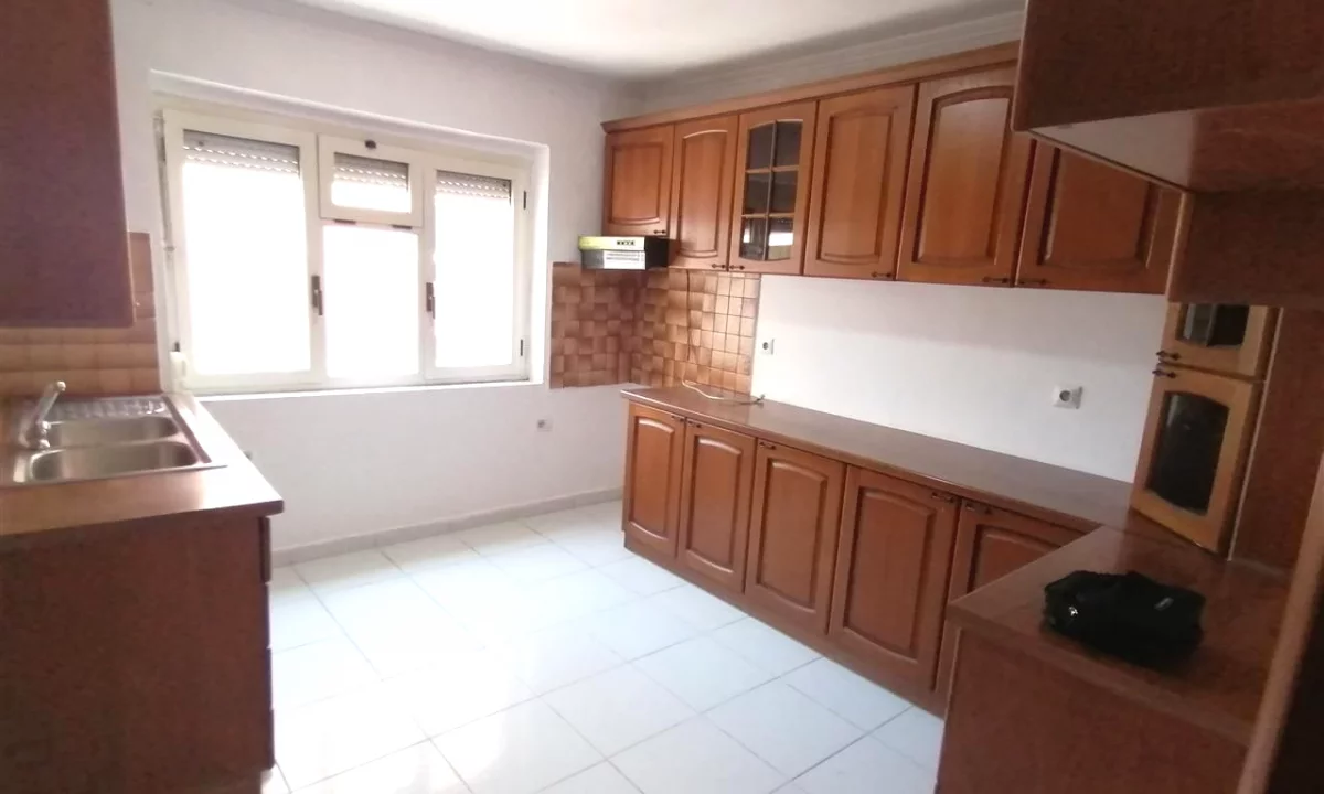 Shtepi me qera Apartament ne Tirane, 3+1, Mobilimi Bosh, pa mobiluar, Pagesa 50,000  Leke.