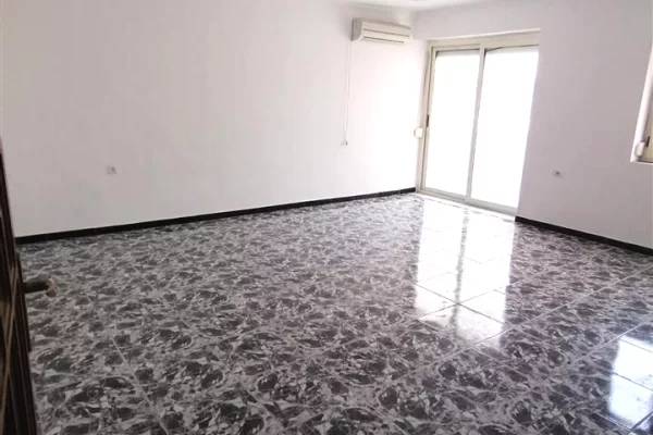 Shtepi me qera Apartament ne Tirane, 3+1, Mobilimi Bosh, pa mobiluar, Pagesa 50,000  Leke.