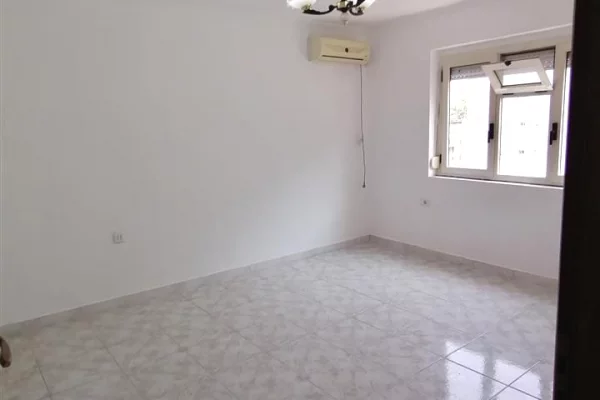 Shtepi me qera Apartament ne Tirane, 3+1, Mobilimi Bosh, pa mobiluar, Pagesa 50,000  Leke.