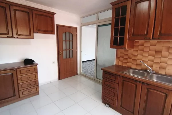 Shtepi me qera Apartament ne Tirane, 3+1, Mobilimi Bosh, pa mobiluar, Pagesa 50,000  Leke.