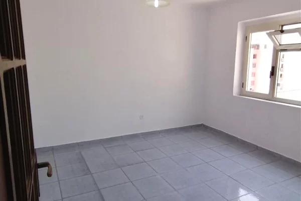 Shtepi me qera Apartament ne Tirane, 3+1, Mobilimi Bosh, pa mobiluar, Pagesa 50,000  Leke.
