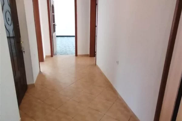 Shtepi me qera Apartament ne Tirane, 3+1, Mobilimi Bosh, pa mobiluar, Pagesa 50,000  Leke.