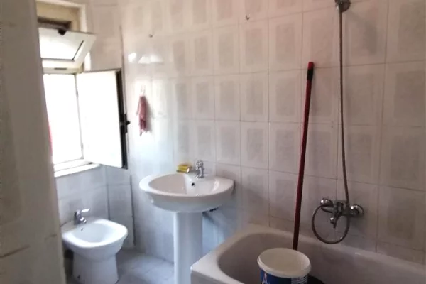 Shtepi me qera Apartament ne Tirane, 3+1, Mobilimi Bosh, pa mobiluar, Pagesa 50,000  Leke.