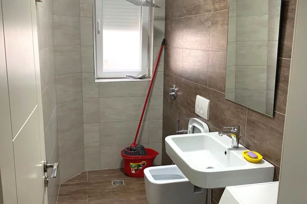 Shtepi me qera Apartament ne Tirane, 2+1, Mobilimi E mobiluar, Pagesa 55,000  Leke.