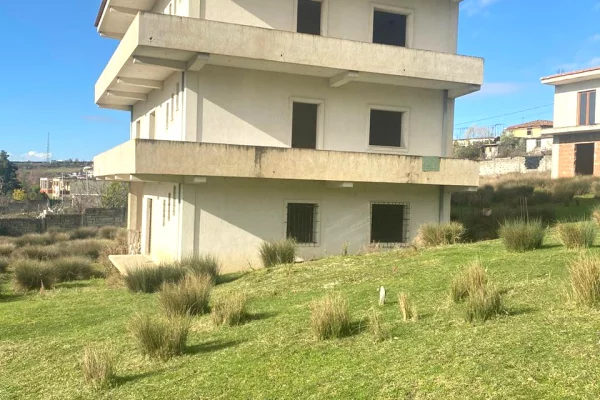 Shtepi ne shitje Shtepi Private ne Tirane, 6+1, Mobilimi Bosh, pa mobiluar, Pagesa 230,000  Euro.