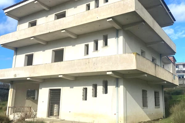 Shitet Vila 3 kateshe ne Babrru