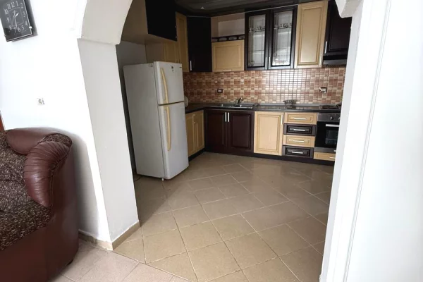 Shtepi me qera Apartament ne Tirane, 3+1, Mobilimi E mobiluar, Pagesa 600  Euro.