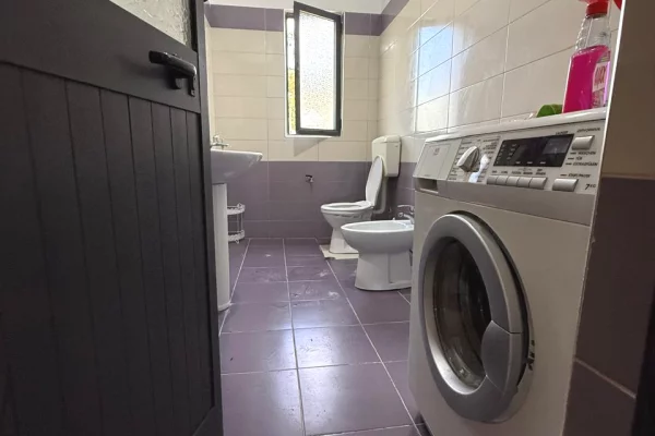 Shtepi me qera Apartament ne Tirane, 3+1, Mobilimi E mobiluar, Pagesa 600  Euro.