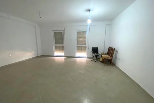 Shtepi ne shitje Apartament ne Tirane, 2+1, Mobilimi Bosh, pa mobiluar, Pagesa 207,000  Euro.