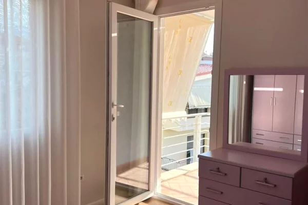 Shtepi me qera Apartament ne Tirane, 2+1, Mobilimi E mobiluar, Pagesa 800  Euro.