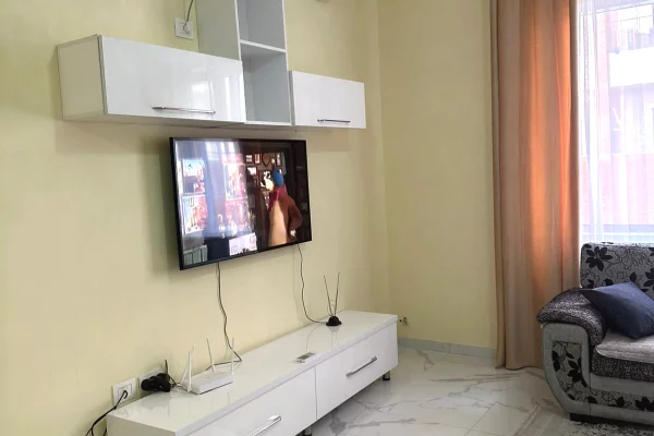 Jepet me qera apartament 1+1 ne Kamez