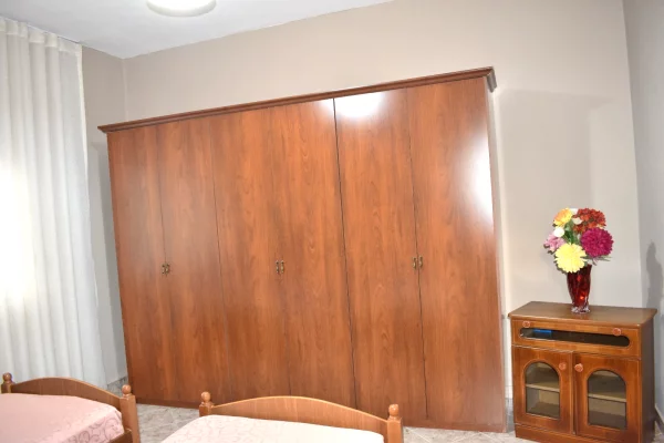 Shtepi me qera Apartament ne Tirane, 2+1, Mobilimi E mobiluar, Pagesa 55,000  Leke.