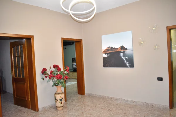 Shtepi me qera Apartament ne Tirane, 2+1, Mobilimi E mobiluar, Pagesa 55,000  Leke.