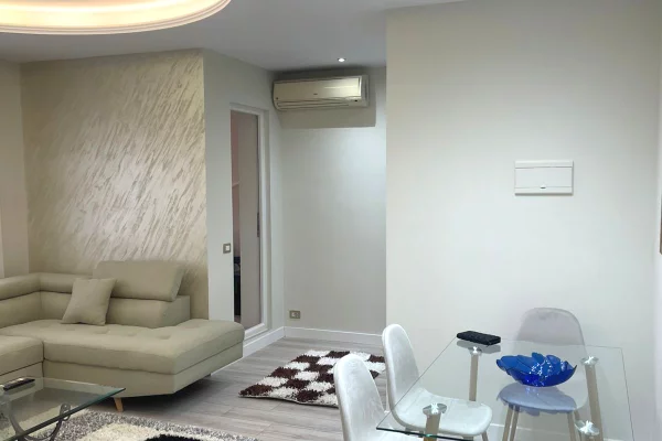 Shtepi me qera Apartament ne Tirane, 1+1, Mobilimi E mobiluar, Pagesa 1,000  Euro.