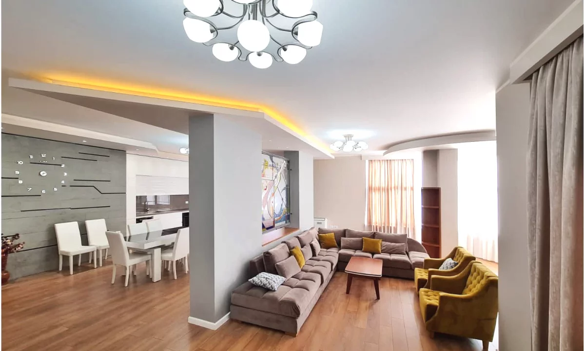 Shtepi me qera Vila Luksoze ne Tirane, 4+1, Mobilimi E mobiluar, Pagesa 1,300  Euro.