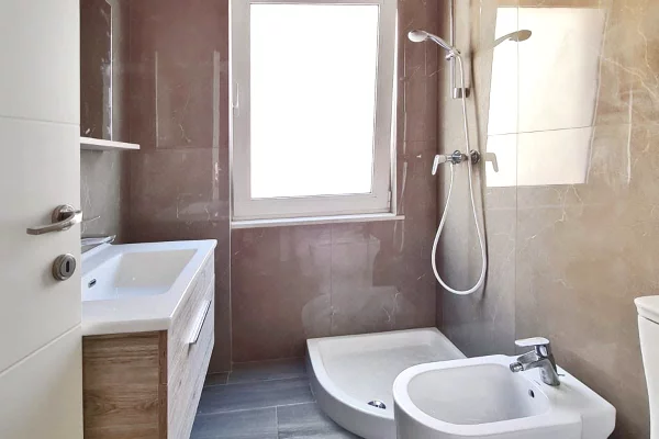 Shtepi me qera Vila Luksoze ne Tirane, 4+1, Mobilimi E mobiluar, Pagesa 1,300  Euro.