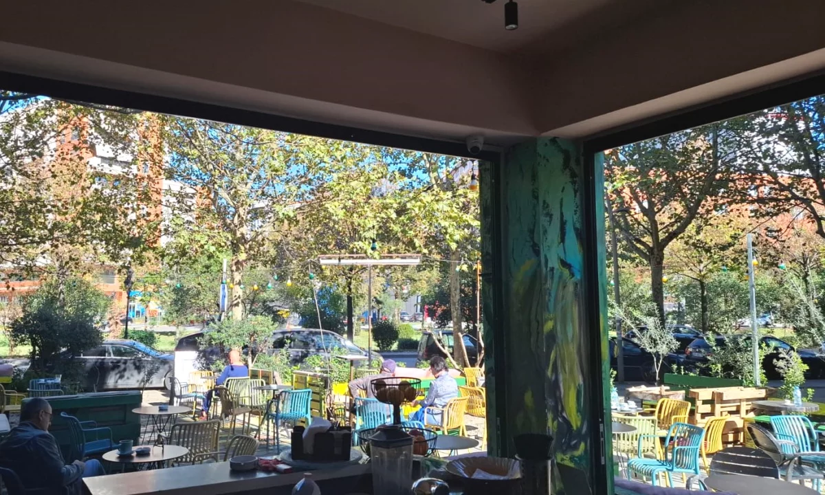 Jepet me qira Bar-Kafe ne gjendje pune, me vendndodhje shume te mire prane ures Delijorgji, Bulevard
