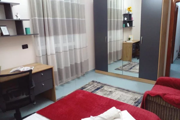 Jepet me qera Apartament 3+1+2 tek Mine Peza