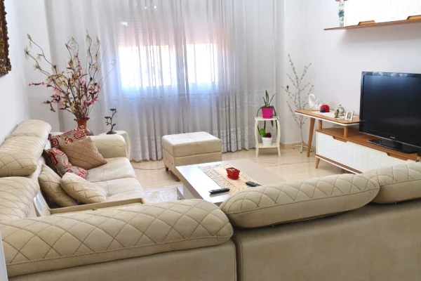 Jepet me qera Apartament 2+1+2 tek Stacioni i Trenit/ 75,000 leke