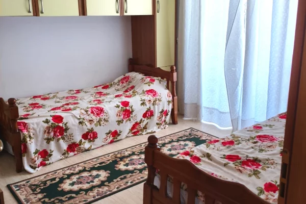 Shtepi me qera Apartament ne Tirane, 2+1, Mobilimi E mobiluar, Pagesa 75,000  Leke.