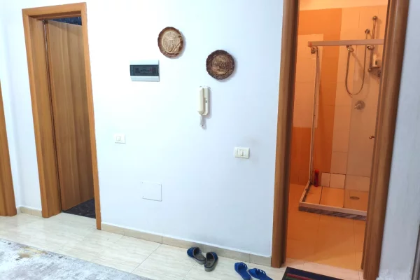 Shtepi me qera Apartament ne Tirane, 2+1, Mobilimi E mobiluar, Pagesa 75,000  Leke.