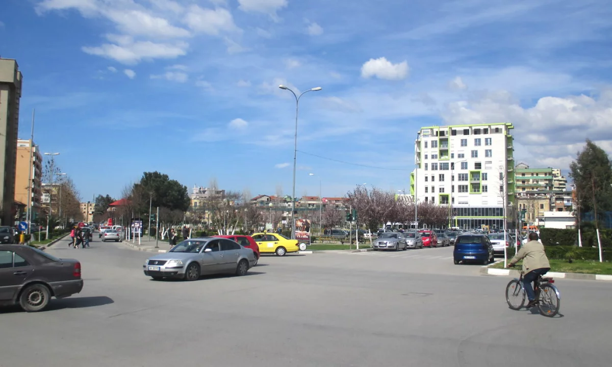 Jepet me qera ambient tek Komuna e Parisit