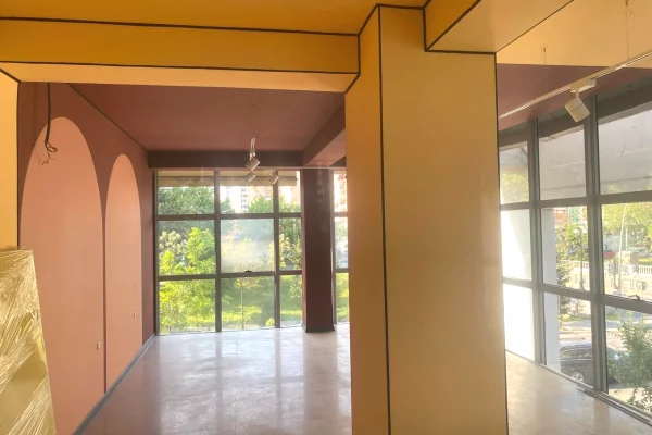 Jepet ambienti me qera tek Bulevardi Bajram Curri  