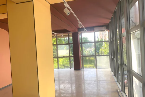 Jepet ambienti me qera tek Bulevardi Bajram Curri  