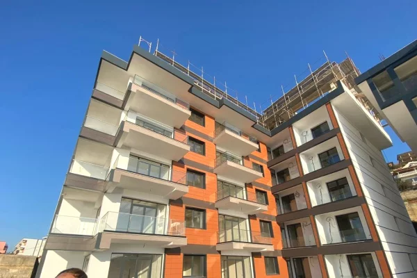 Shitet Apartament 2+1 me pamje deti: Vlora, pranë qendrës dhe bregdetit
