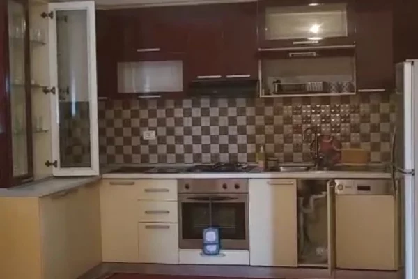 Shtepi me qera Shtepi Private ne Tirane, 2+1, Mobilimi E mobiluar, Pagesa 450  Euro.