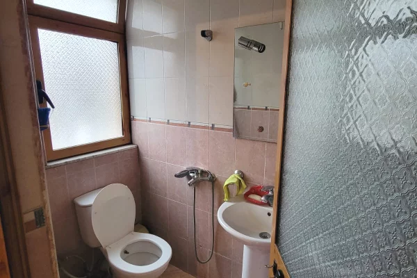 Shtepi me qera Apartament ne Tirane, Garsoniere, Mobilimi E mobiluar, Pagesa 30,000  Leke.