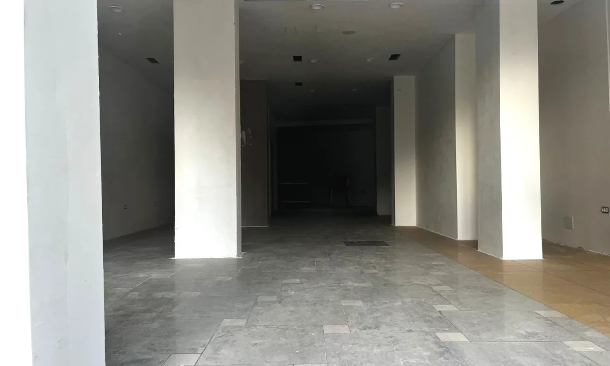 Jepet me qera dyqan ne Qender